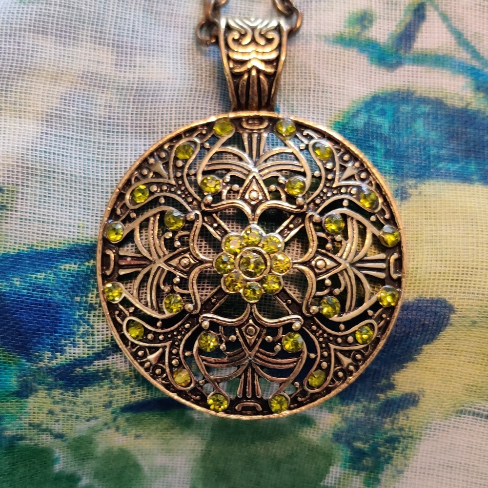 Macy's Peridot Green Color Medellion Necklace EUC